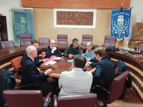 Il vicegovernatore  Riccardi con i vertici HydroGea e il sindaco di Erto e Casso Fernando Carrara 